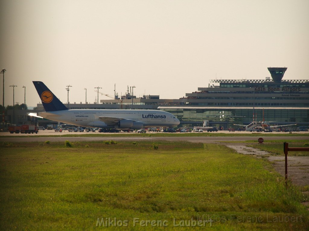 Lufthansa Airbus A 380 zu Besuch Flughafen Koeln Bonn P008.JPG